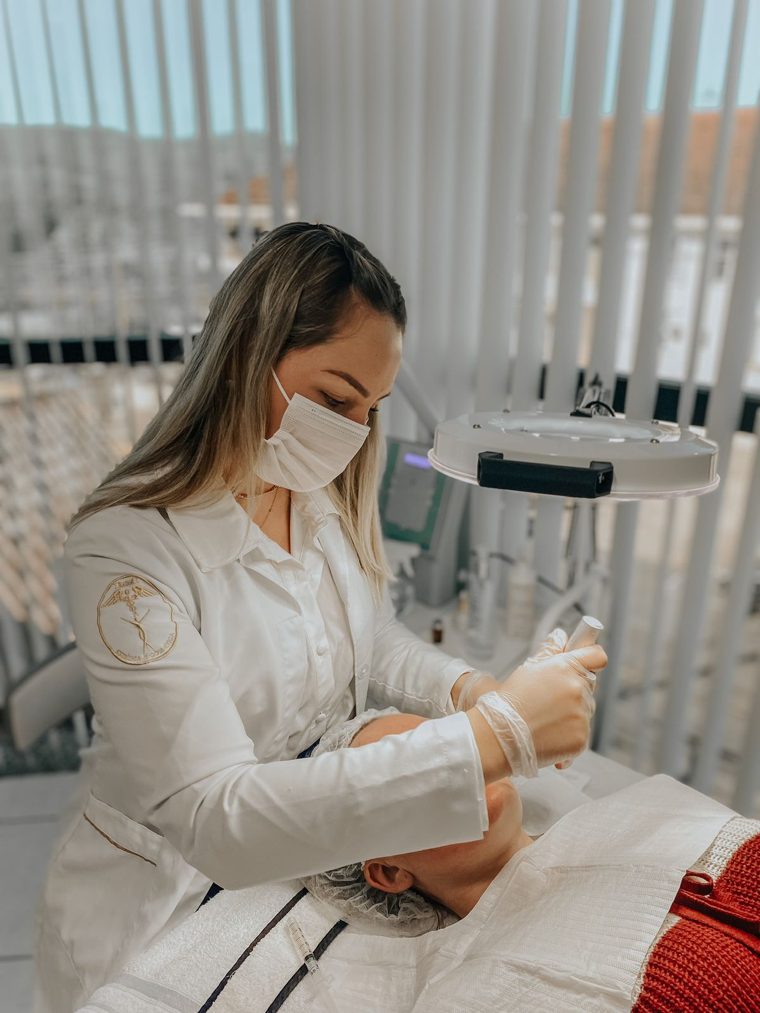 Andressa Brandenburg atendendo na clínica
